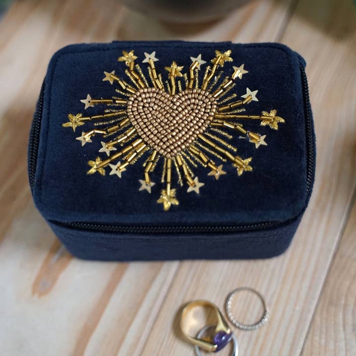 Sammetask med pärlbroderi Strålande hjärta, midnattsblå för wholesale av Maison Lilo