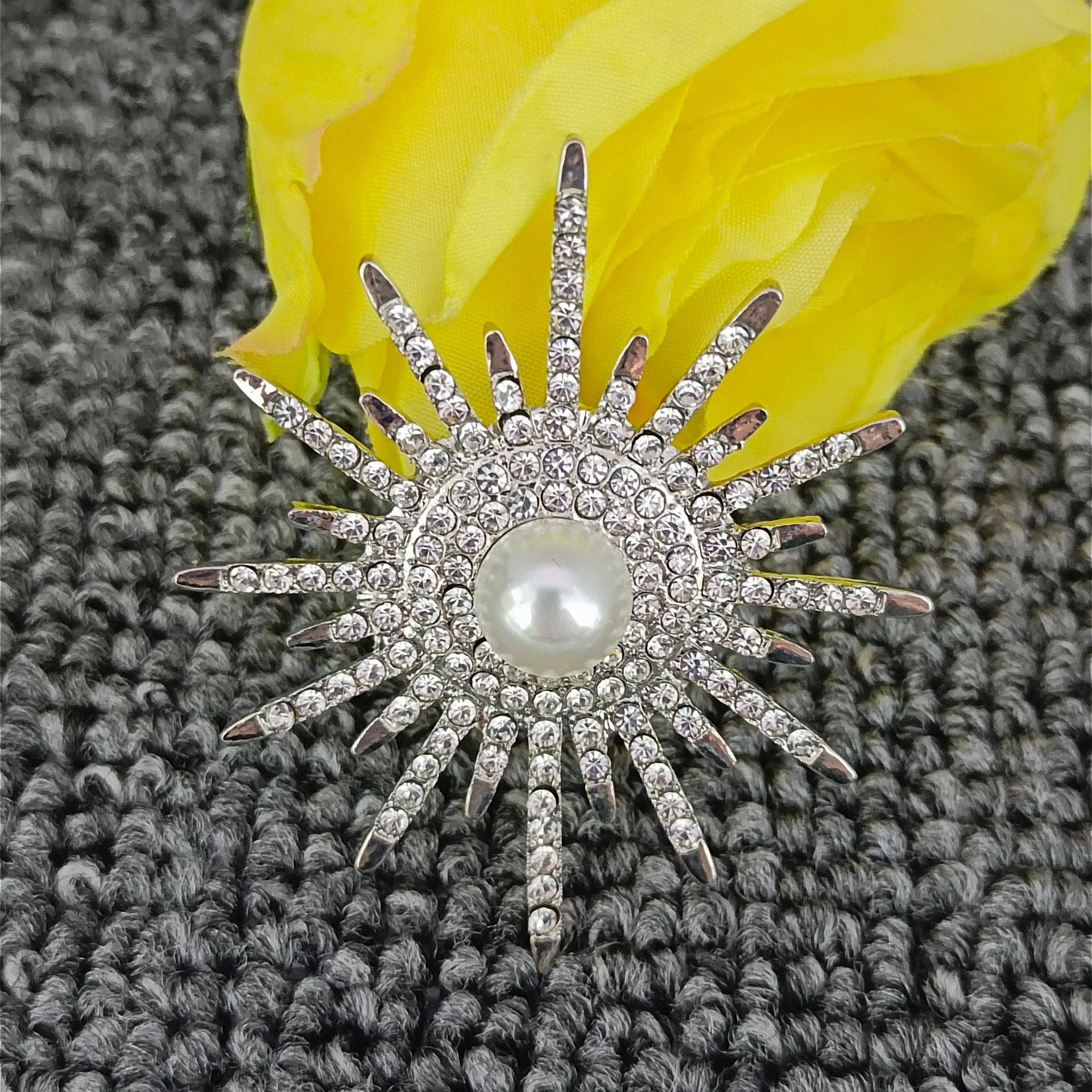 Mio Queena – Engroshandel Broche – Solsikke-broche i metal med cubic zirkonia1