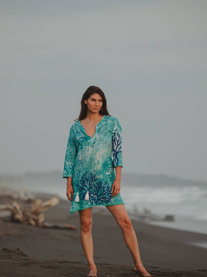 Robe KikiSol à franges corail bleu sarcelle avec pompons et perles pour la vente par KikiSol