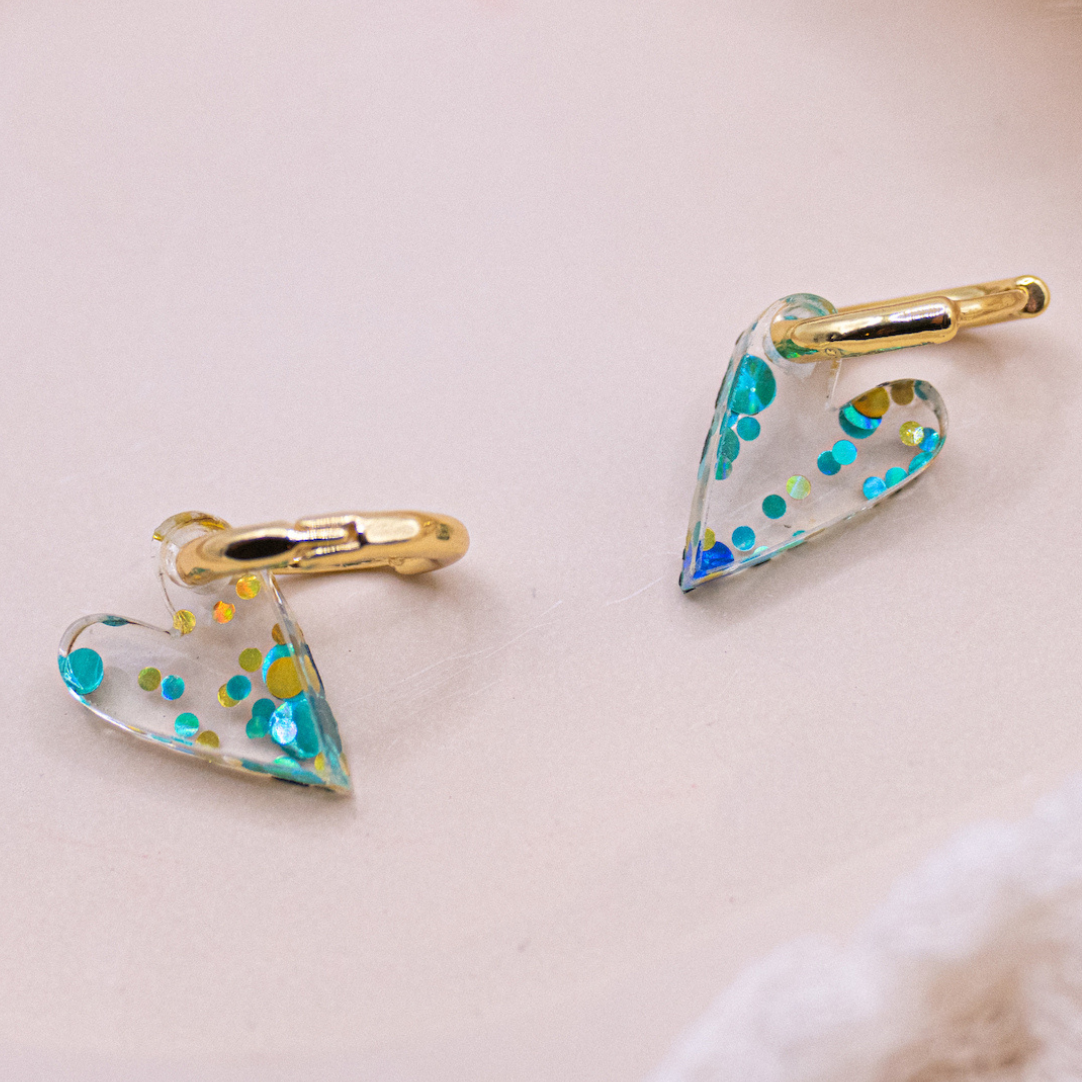 Tilda&Theo - Wholesale Hoop Earrings - Glitter acrylic heart creole earrings - 18k gold-plated1