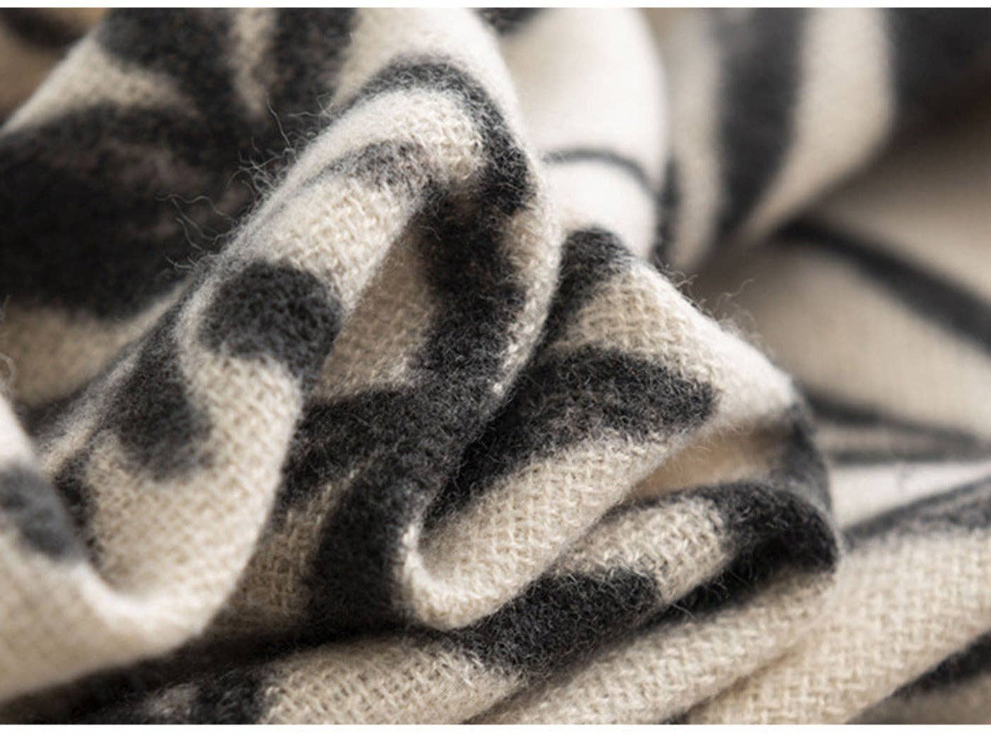 Funkyrel® Atzbranding Limited - Wholesale Scarf - Women's - Scravii - Floral Winter Scarf9