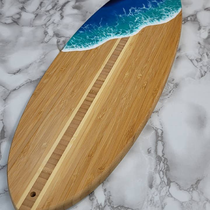 Surfbrädeformad bambuostbräda med havshartsdesign för wholesale av Clair De Lune Resin Art