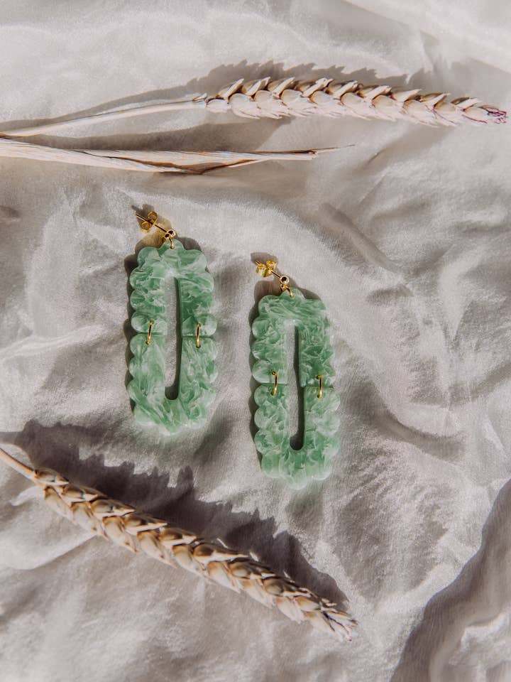 Boucles d'oreilles en argile polymère faux verre de mer pour la vente par Millburn Place