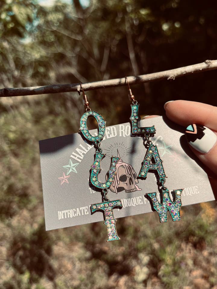 Boucles d'oreilles pendantes Outlaw pour la vente par Hallowed Rose