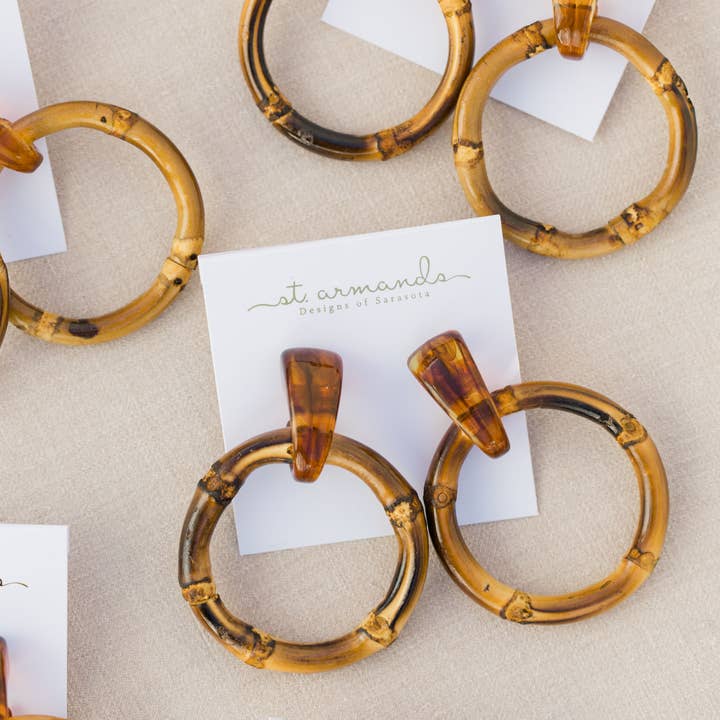 St Armands Designs of Sarasota - Wholesale Hangende/ronde oorbellen - Donkerbruine statement-oorbellen van bamboe1