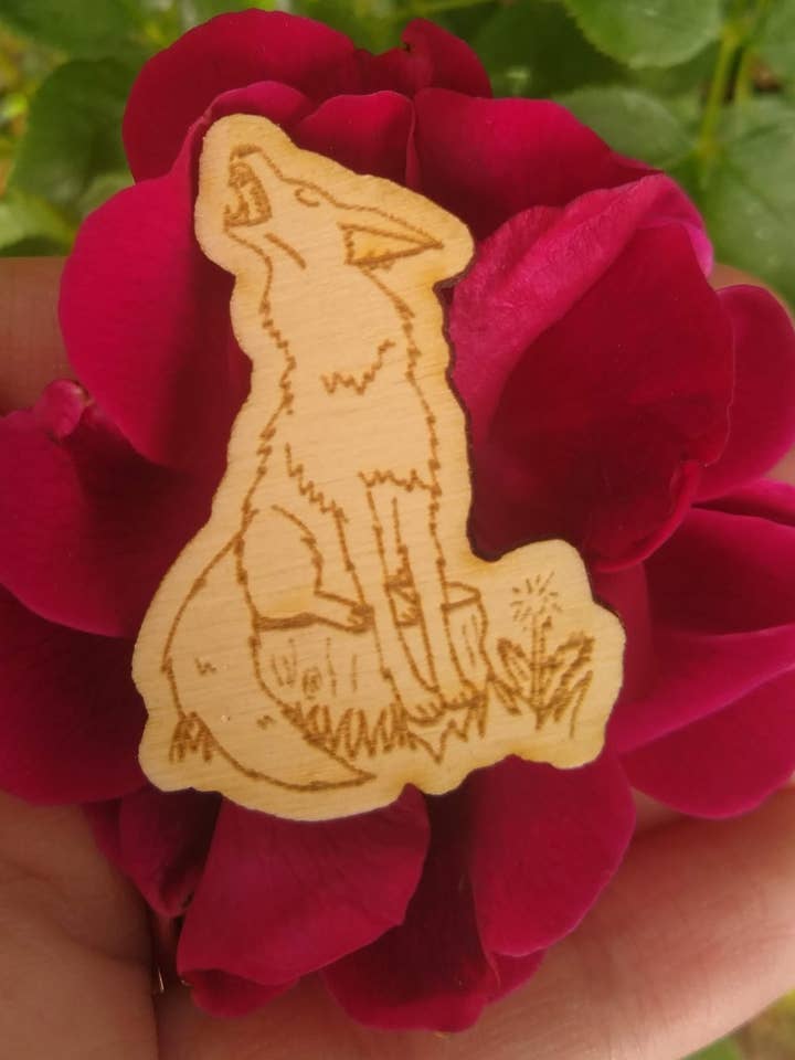 Spilla per coyote ululante in legno di betulla Songdog per la vendita all'ingrosso da parte di Zeppy Stardust Studios