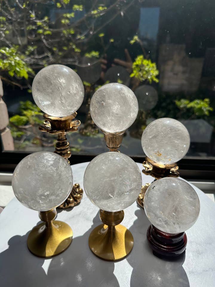 Stor klar kvarts kugle 7–8 cm (krystalkugle) – Naturlig poleret kvarts for klarhed, reiki, meditation, spådom julekrystalgave for engroshandel hos Moon Rituals