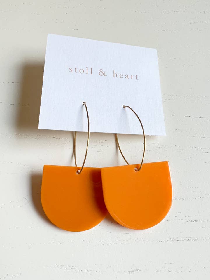 De moderna brända orange örhängen för wholesale av Stoll & Heart