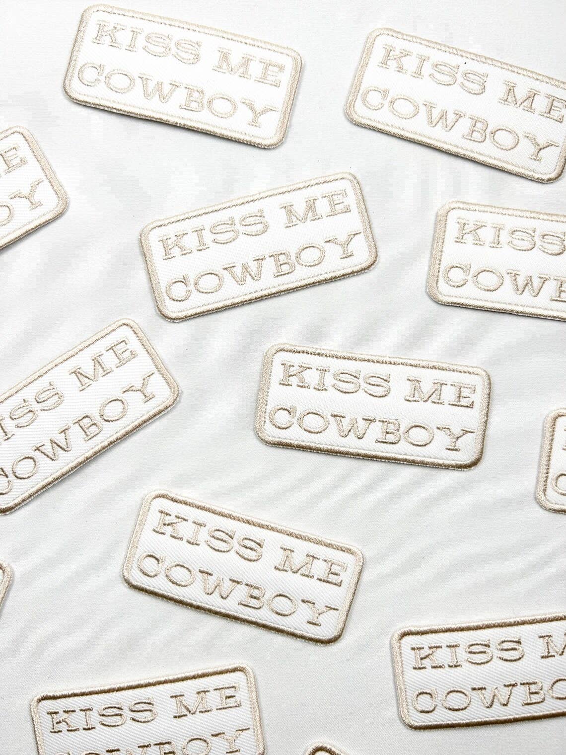 Field Trip Threads - Vente Écusson - Écusson thermocollant brodé « Kiss Me Cowboy » style western rodeo3