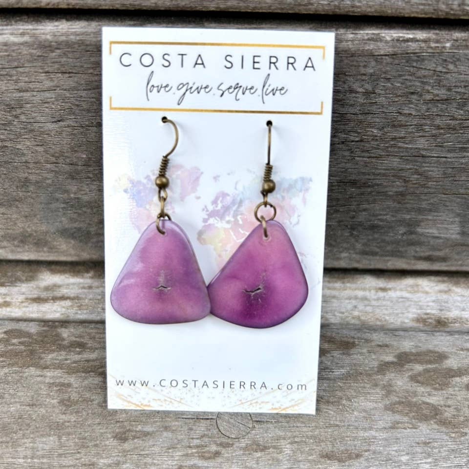 Costa Sierra – wholesale Hängande örhängen – Madalina örhängen i tagua, handfärgade och karvade med naturlig nötlook1