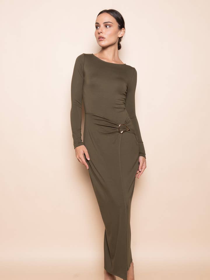 VESTIDO MAXI COM MANGA COMPRIDA, PAINEL E FIVELA CHIC-DD10840FO por atacado de Fore Collection