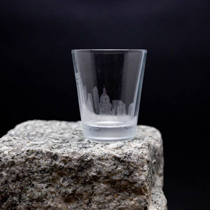 Vasos de chupito con el horizonte de Manhattan, Nueva York - juego de 4 - Vasos de chupito de 2 oz. para venta al por mayor de Urban & Etched