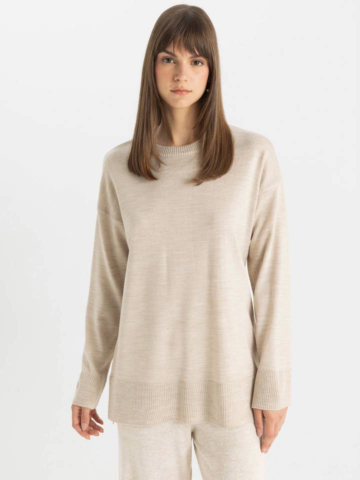 Tunique à col rond à coupe classique pour la vente par Virtue Trade