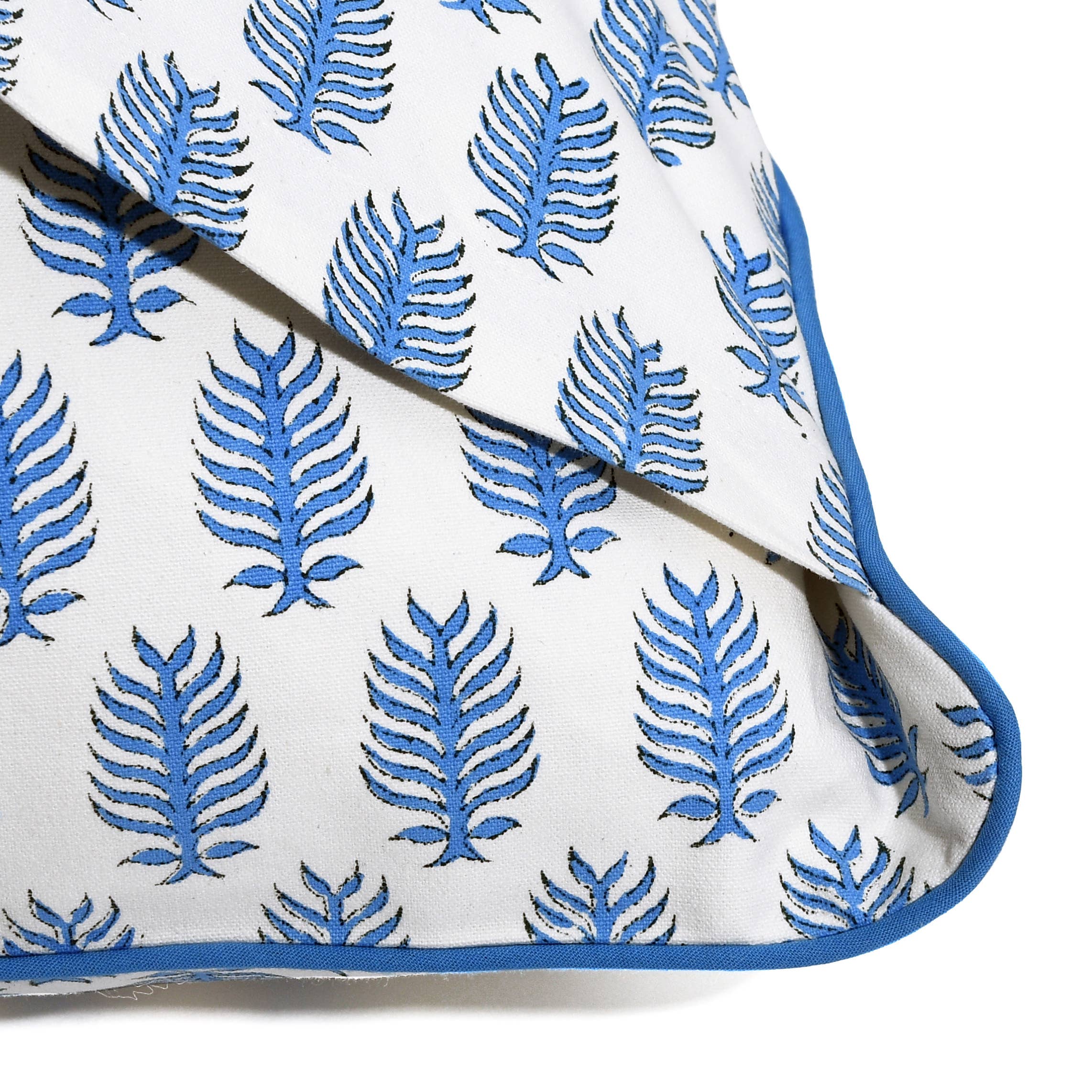 Fabricrush – Engroshandel Pyntepudebetræk – Blå bladhåndbloktrykt blomsterpudebetræk2