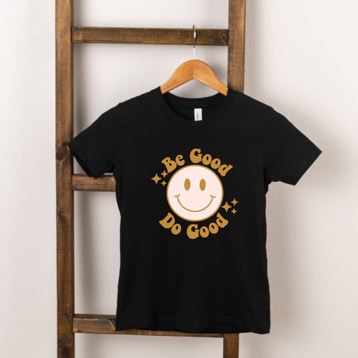 Carinha sorridente Be Good Do Good | Gola redonda de manga curta por atacado de The Juniper Shop Wholesale