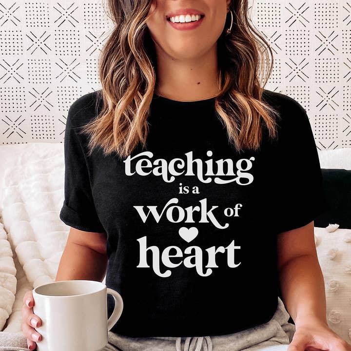 Undervisning er et værk af Heart School Lærer T-shirt T-shirt T-shirt for engroshandel hos Zoe Creative Co