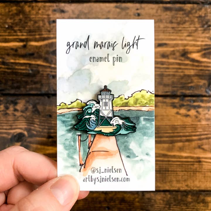 Grand Marais lys emalje pin for engroshandel hos Art by Sj Nielsen