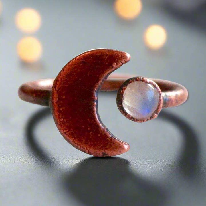 Bague croissant de lune en pierre de lune faite à la main par Blackbird & Sage pour la vente par Blackbird & Sage Jewelry