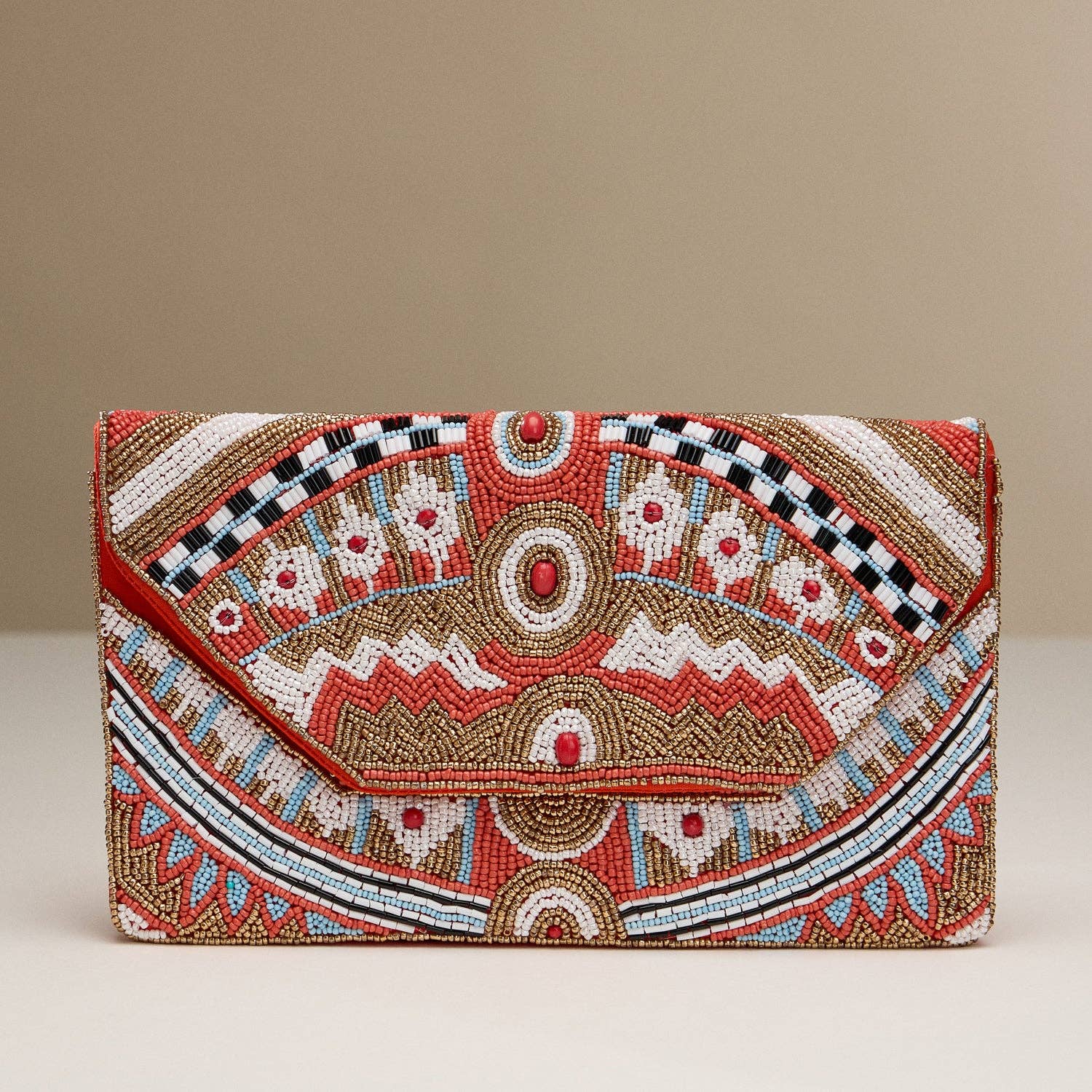 NA Perlenbesetzte Boho-Clutch – Bunte Handtasche mit geometrischem Muster und Goldkette für den Großhandel auf Faire2