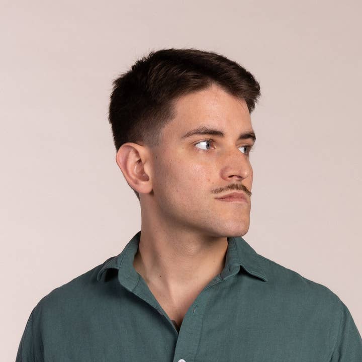 Grüne Leinen-Guayabera für den Großhandel von Custi Mikelo: Made in Spain