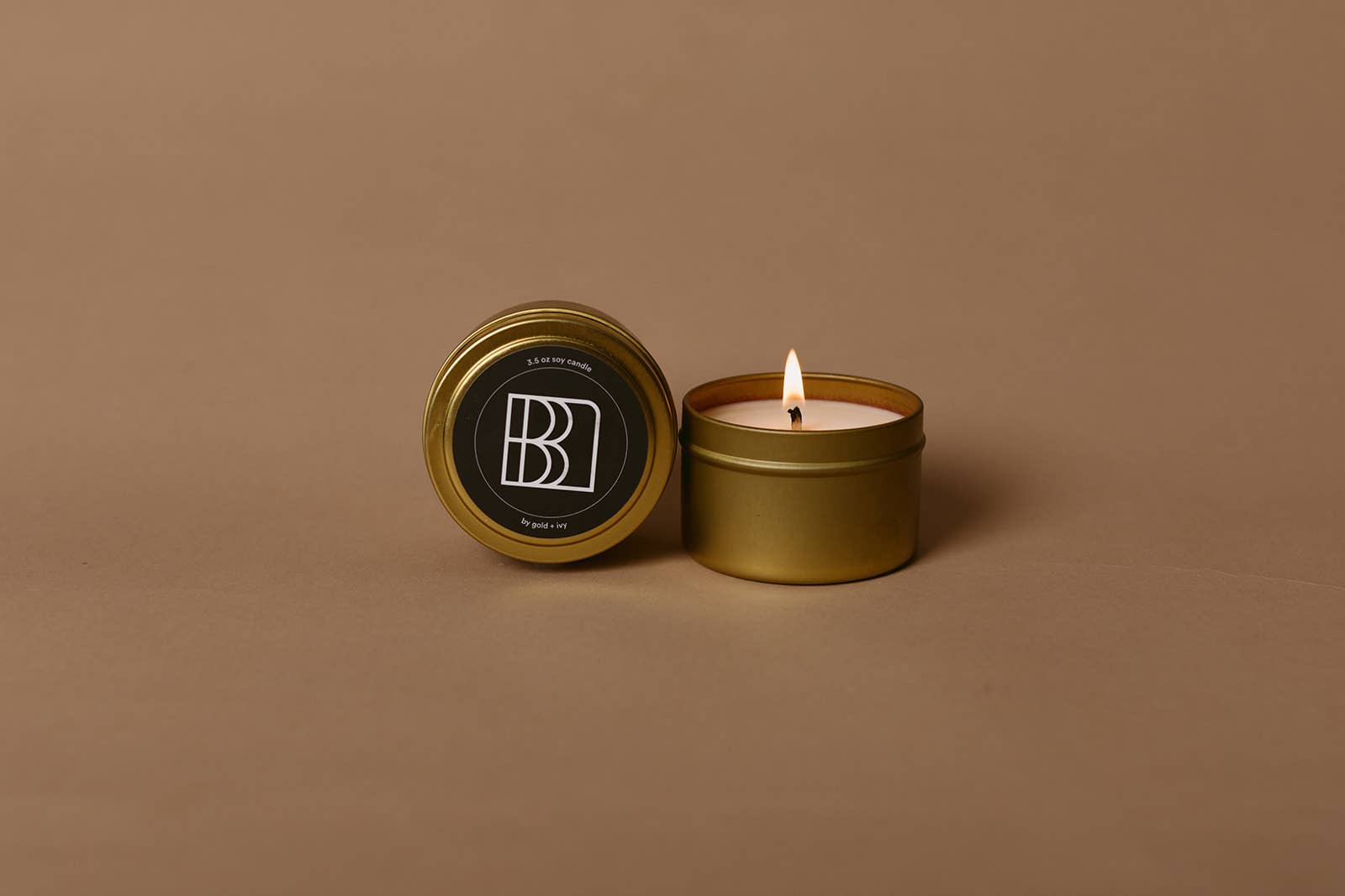 gold + ivy - Vendita all'ingrosso Candele da viaggio - candele di soia in latta dorata con etichetta personalizzata - 3,5 oz.3