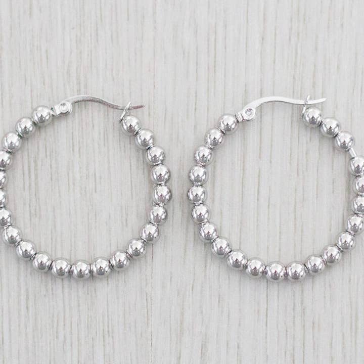 Boucles d'oreilles créoles perlées pour la vente par Gemz By Emz