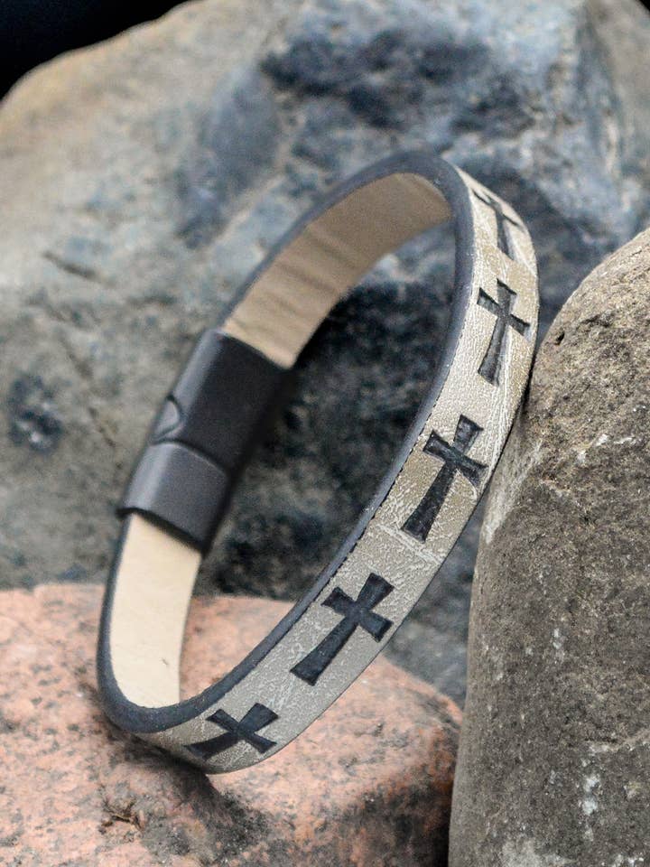 Cruz Caqui Estampado - Pulsera Eden Merry para venta al por mayor de Eden Merry Jewelry by James Lawrence