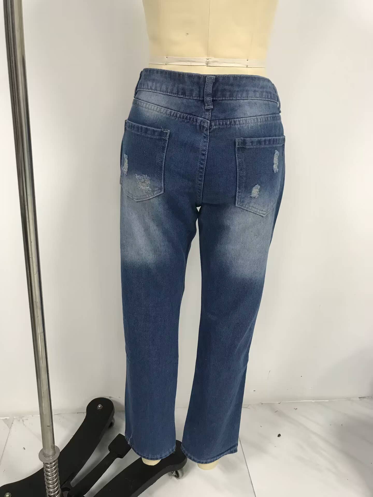 Tourtiwi – wholesale Jeans - Dam – Damjeans med blommigt tryck och slitningar23