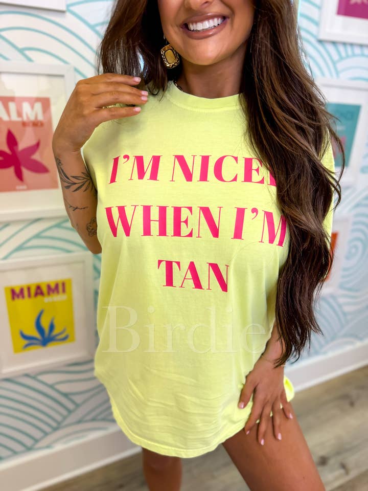 Maglietta grafica "Sono più gentile quando sono abbronzato" su limone neon per la vendita all'ingrosso da parte di birdie