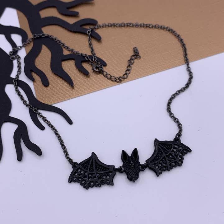 Collier petite chauve-souris pour la vente par Fizz