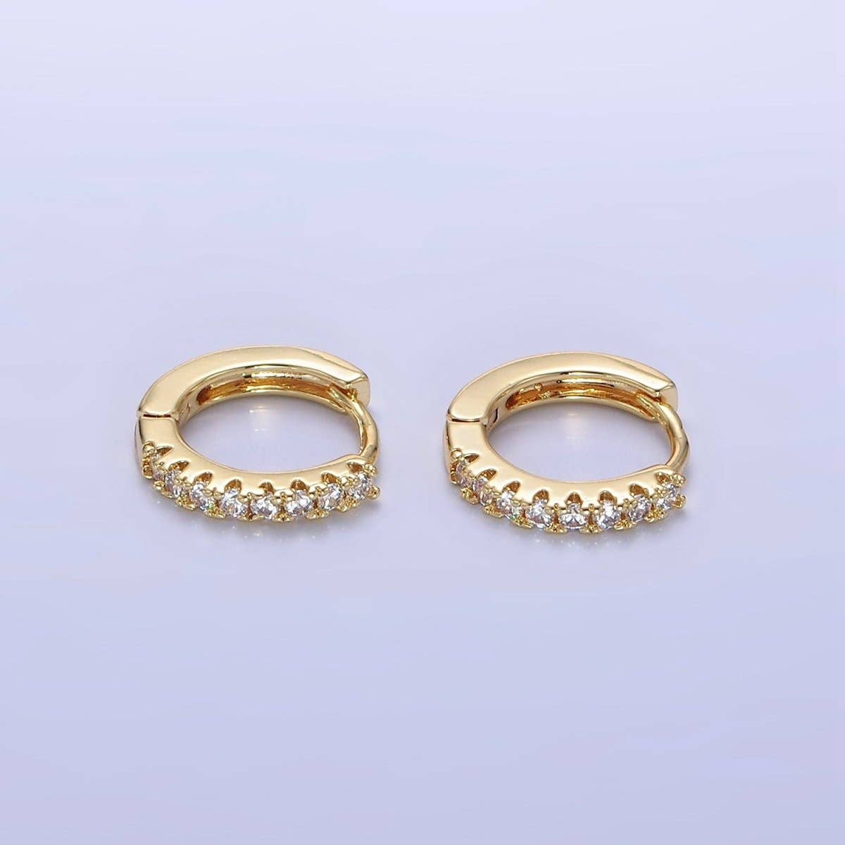 Aim Eternal - Vendita all'ingrosso Orecchini a cerchietto - Orecchini Huggie con micro pavé da 15 mm riempiti in oro 14 carati | P0790