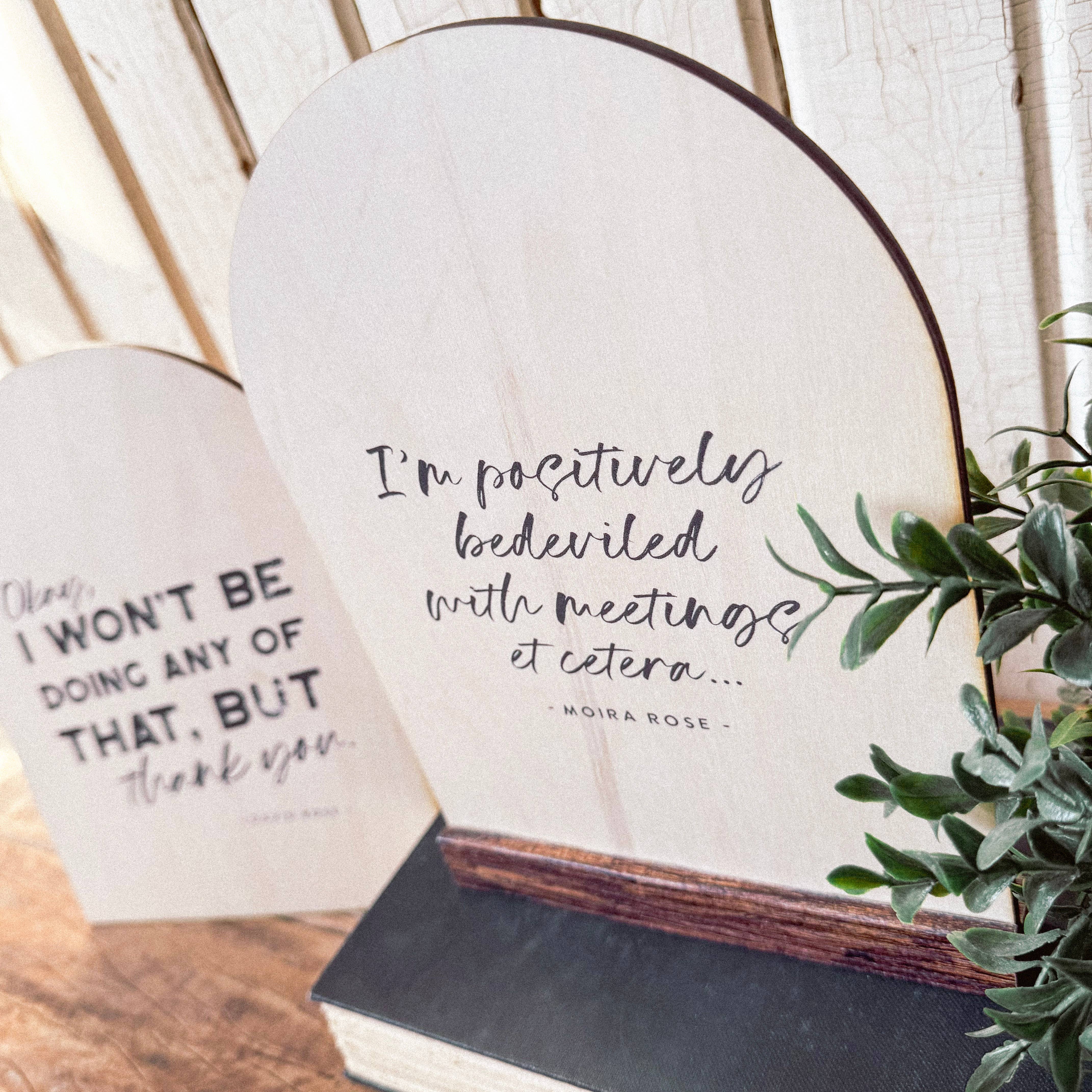 WillowBee Signs & Designs – Engroshandel Skilt – Schitts Creek Sjovt Bueformet Træskilt Hyldesitter4