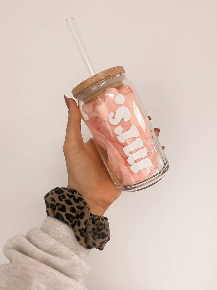 Bicchiere con cannuccia Mrs Can per la vendita all'ingrosso da parte di Johnson Livings LLC