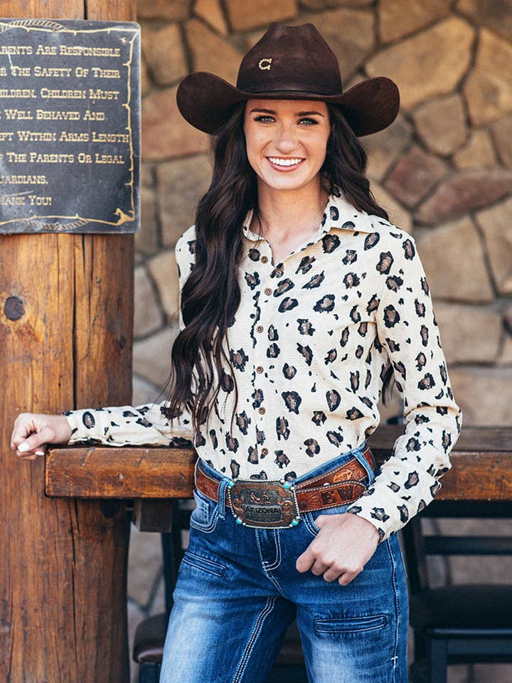 Maglione con bottoni, stampa leopardata color tan, con brillantini argento, elasticizzato. per la vendita all'ingrosso da parte di Cowgirl Tuff Co. / B. Tuff Jeans