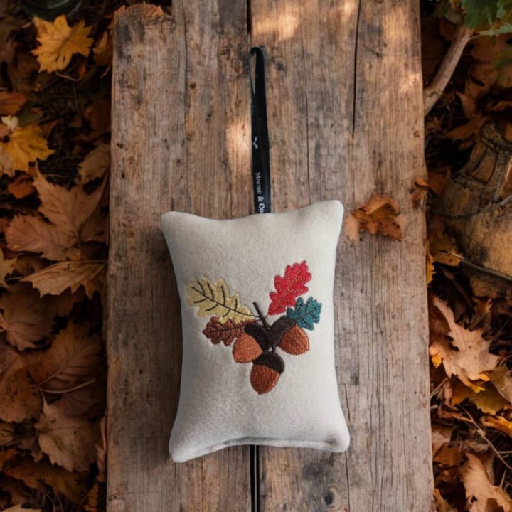 Höstminne broderade hängande dekorationer för wholesale av Moose & Co