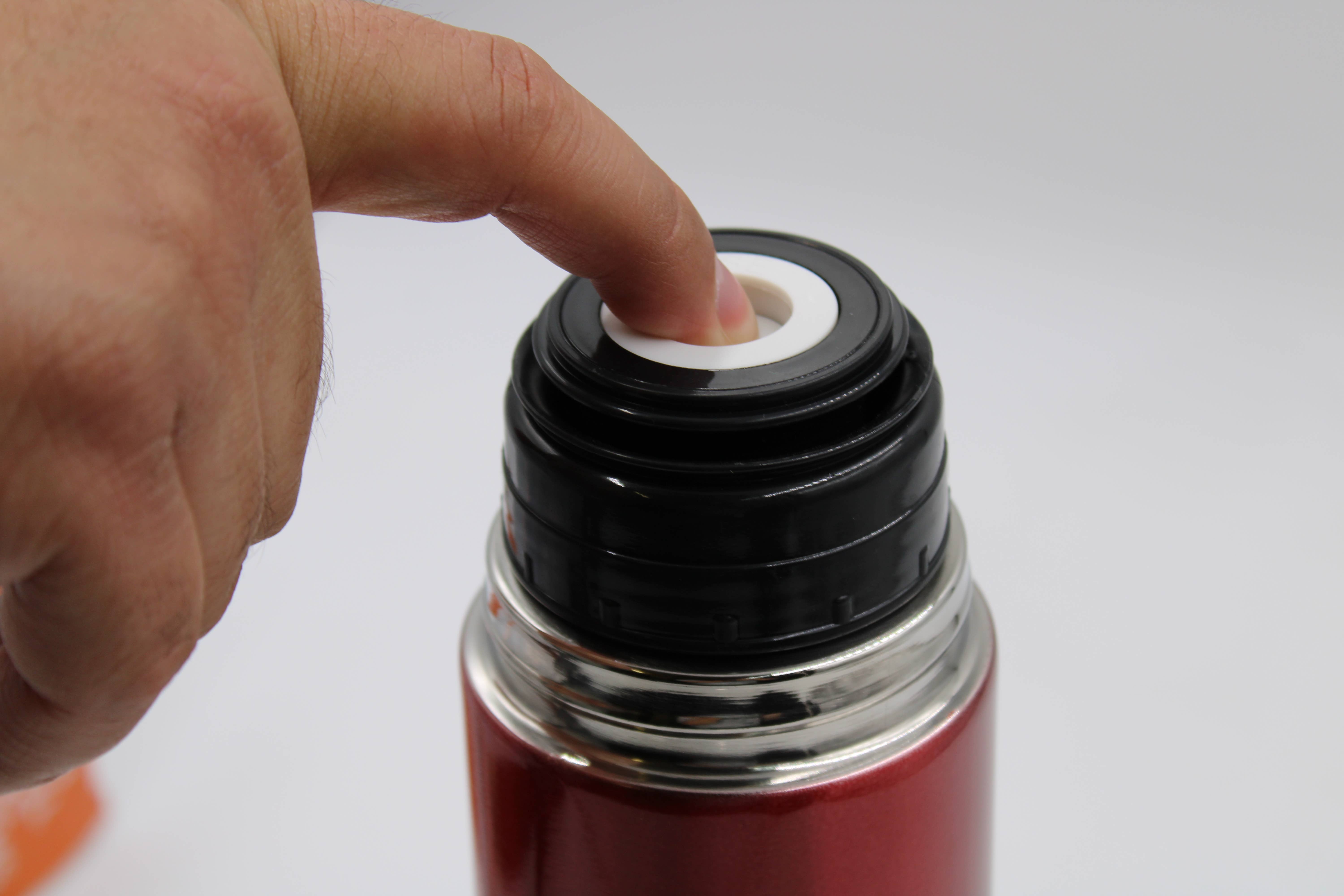 CALIBER GOURMET / CAMPCO – Großhandel Taschenflasche – Thermoflasche in Schrotpatronen-Optik, rot, 1 Liter, 33 cm hoch, isoliert2