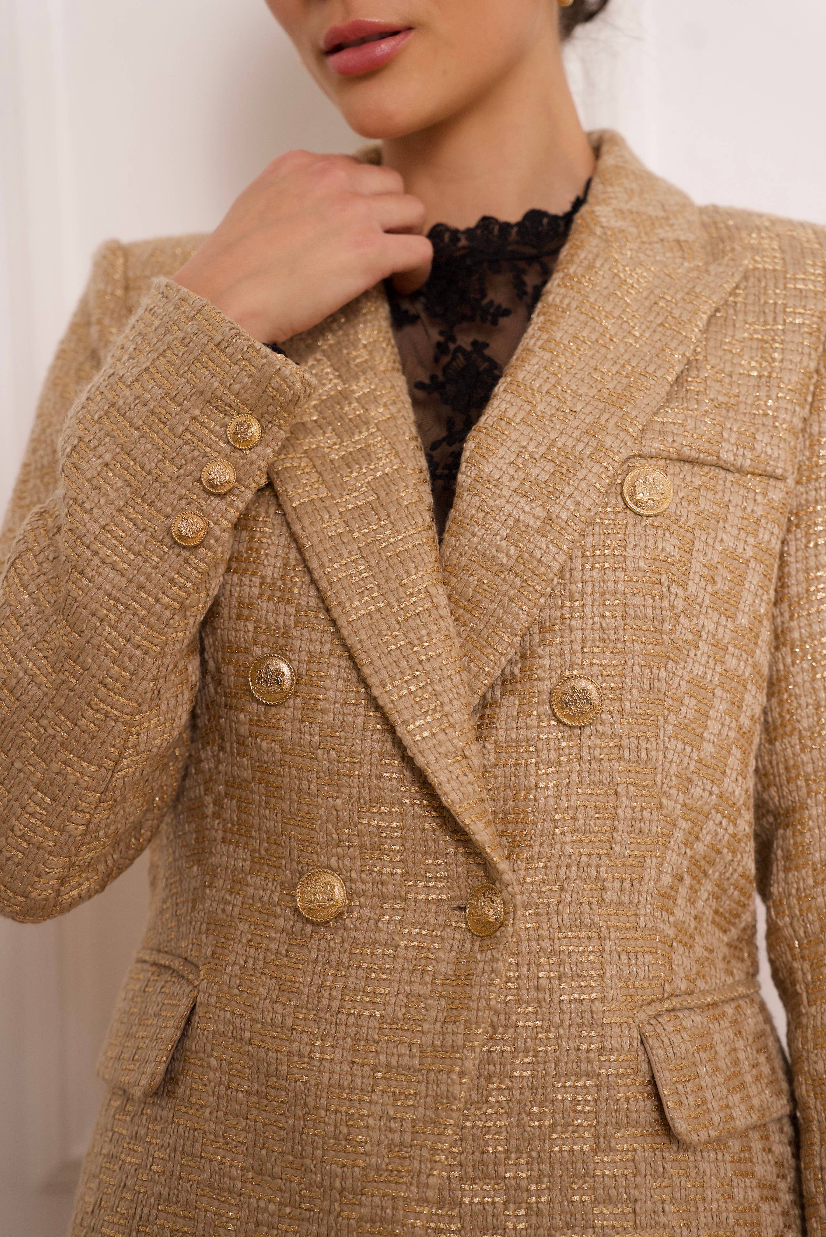 Attentif Paris – Großhandel Blazer – Damen – Schmal geschnittenes Tweed-Blazer-Jackett mit goldenen Streifen23