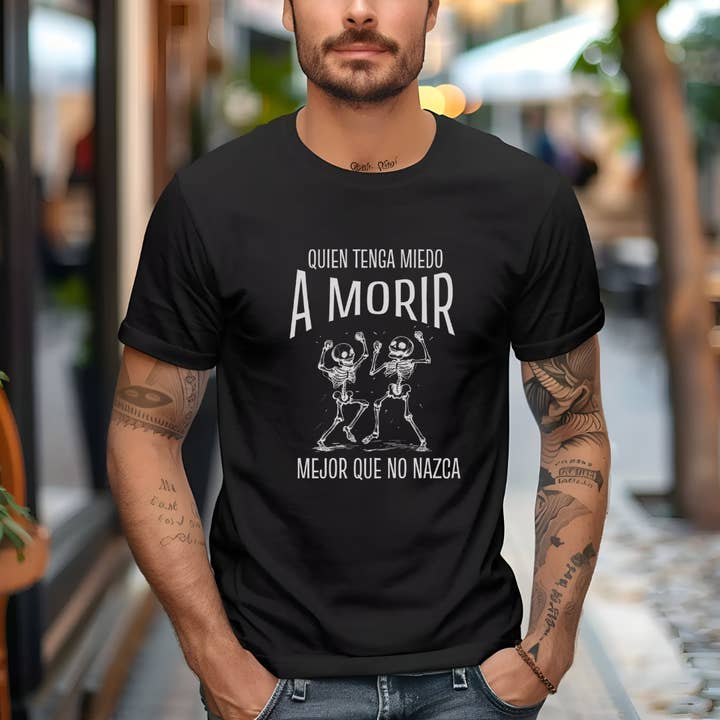 Quien Tenga Miedo a Morir, Mejor Que No Nazca T-shirt Graphique - Attitude Mexicaine Intrépide | T-shirt avec Attitude Mexicaine pour la vente par Bloom Designs