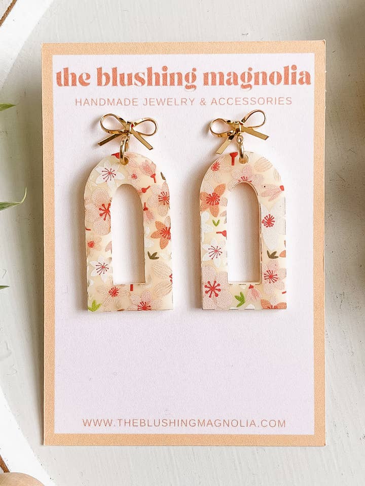 Brincos Pendurados Florais de Coral por atacado de The Blushing Magnolia