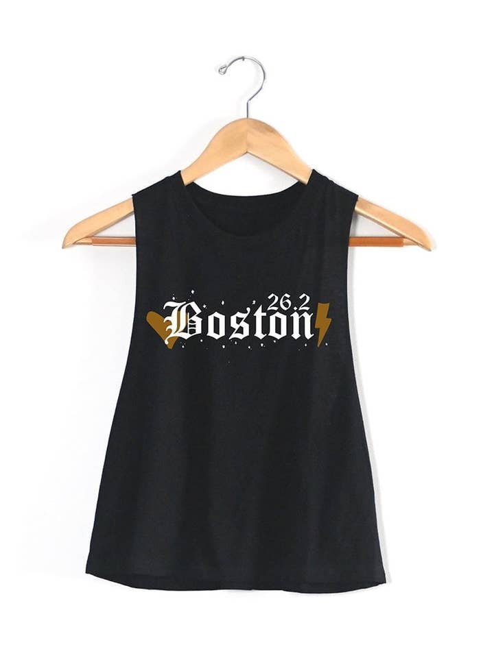 Top corto Boston 26.2 Racerback per la vendita all'ingrosso da parte di Sarah Marie Running Co