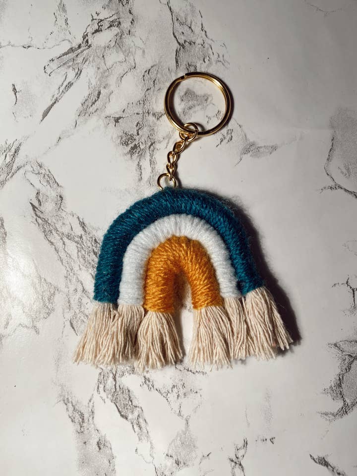 Macrame Rainbow sleutelhanger voor wholesale door Sidney Creates