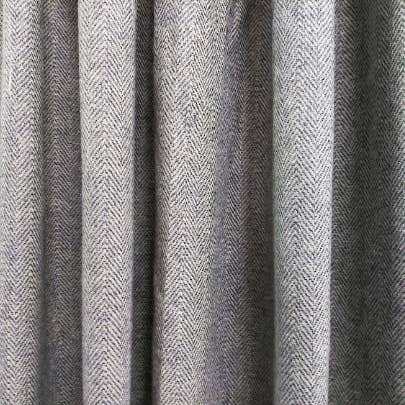 Grå chevron uldgardiner, sildebensmønstrede forhæng for engroshandel hos Amore Beauté