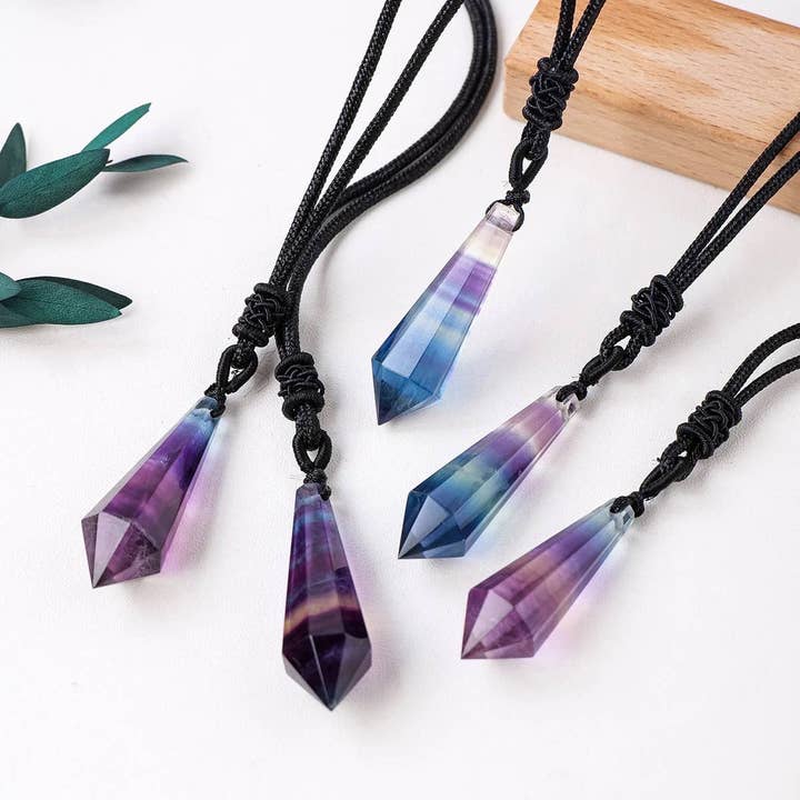 Collier en fluorite arc-en-ciel – Pendentif en cristal – Bijoux pour la vente par Earth's Gems BTQ