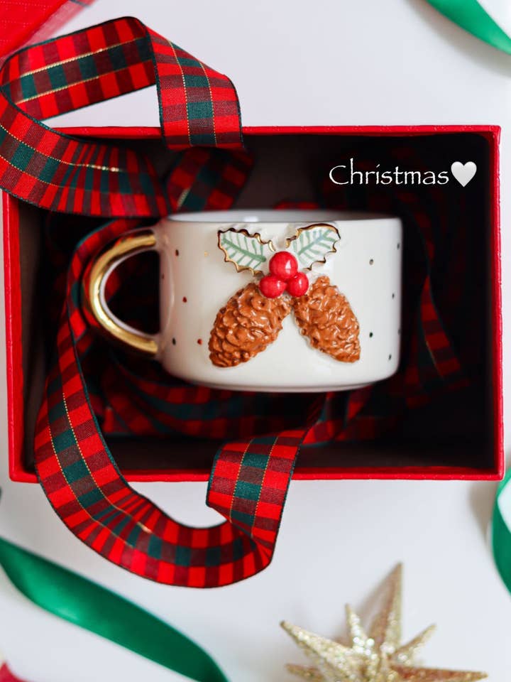 Mug de Noël en forme de pomme de pin pour la vente par Luuma Home
