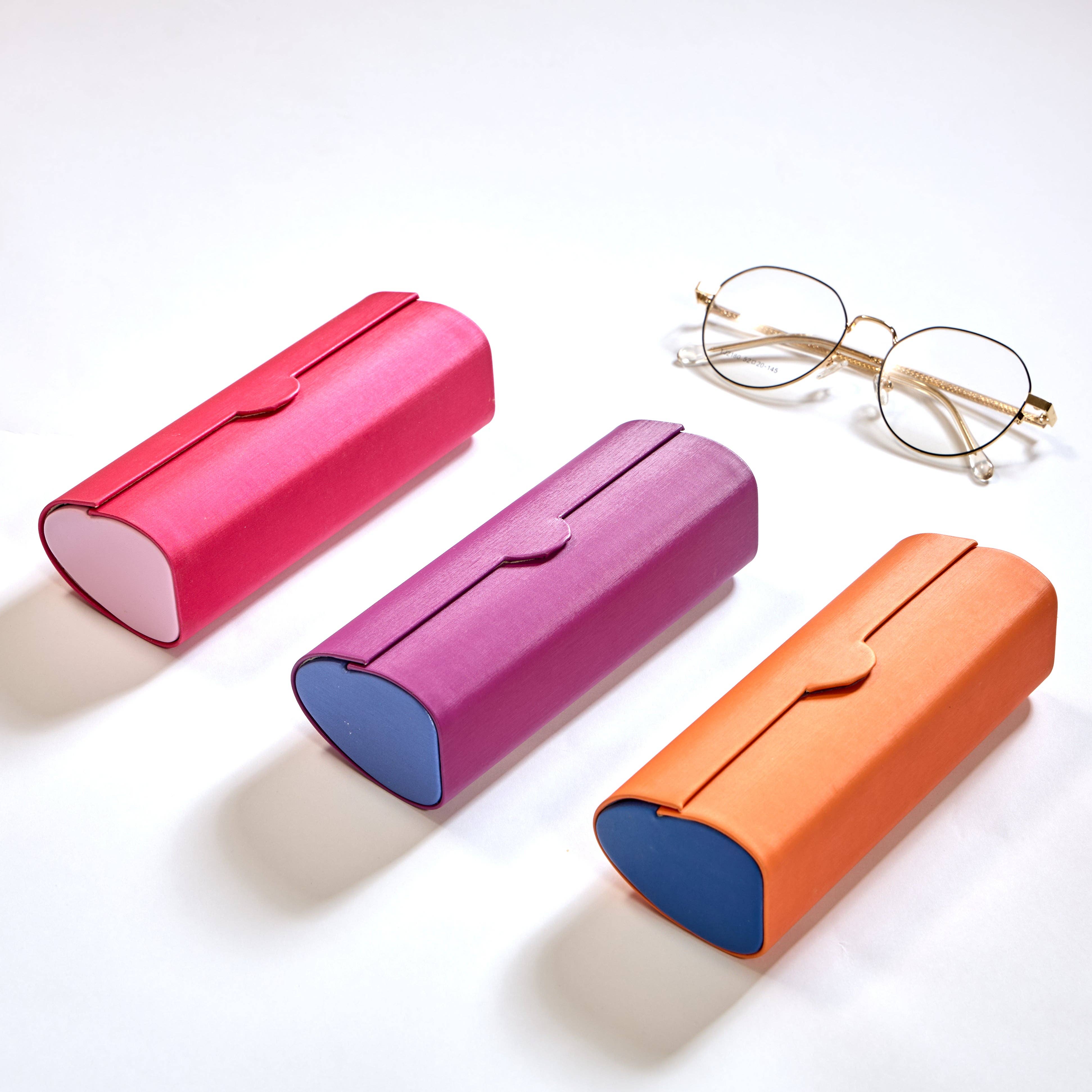Real Sic - Wholesale Eyewear cases & holders – Unisex - Vintage-Inspired Magnetic Vegan Leather Glasses Case: Retro Cylindrical Design for Stylish Eyewear Protection15