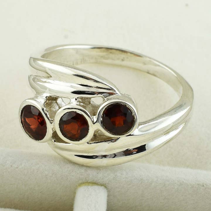 Anel Aniversário Granada Janeiro por atacado de Silvex Jewelry