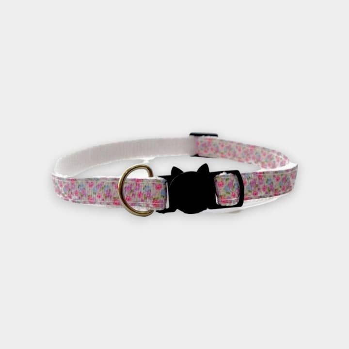 Collier pour chat blanc à fleurs pour la vente par Zacal Cat Collars