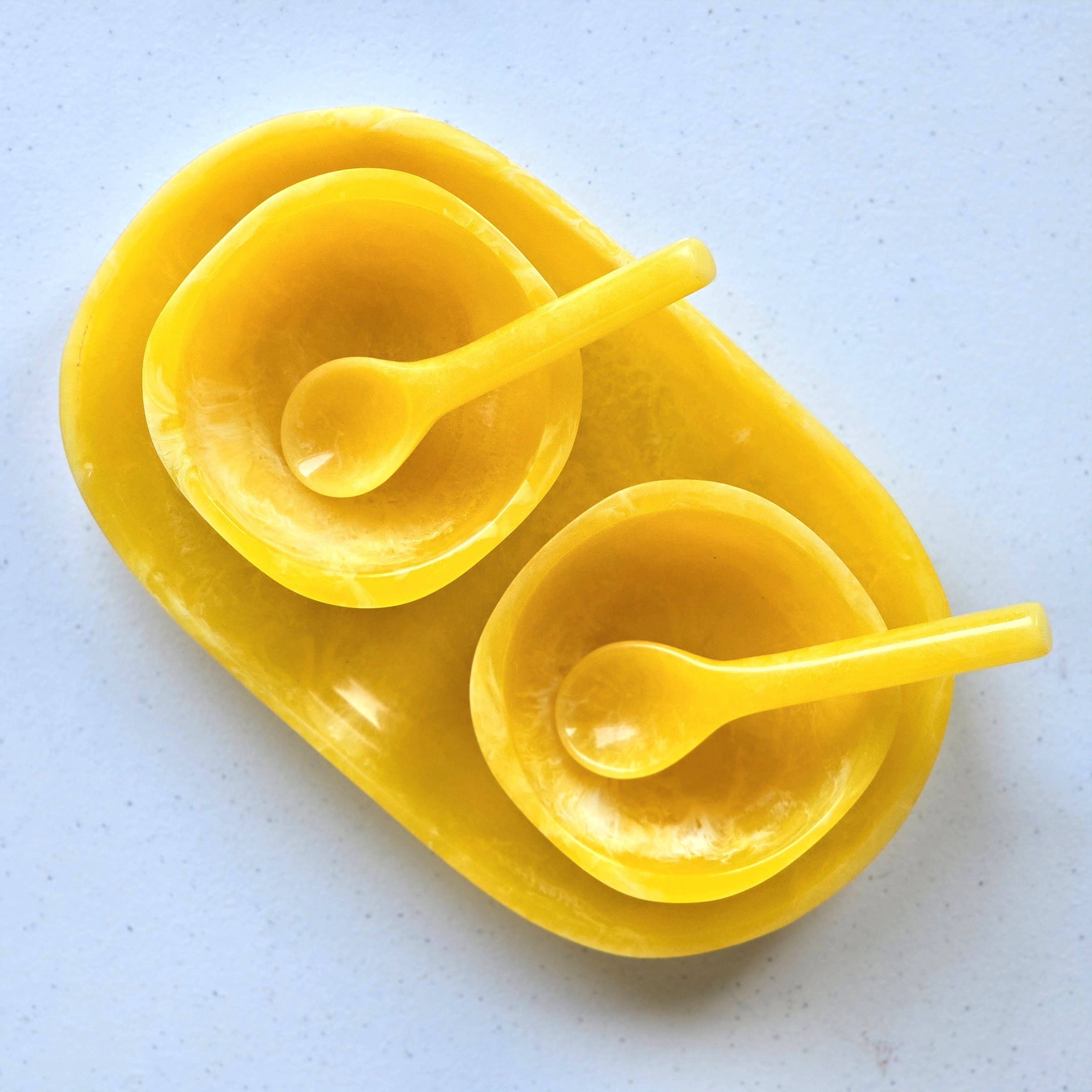 Gibb & Daan – Engroshandel Serveringsbakke – Lille serveringsbakke med 2 skåle og skeer - Håndhældt harpiks59