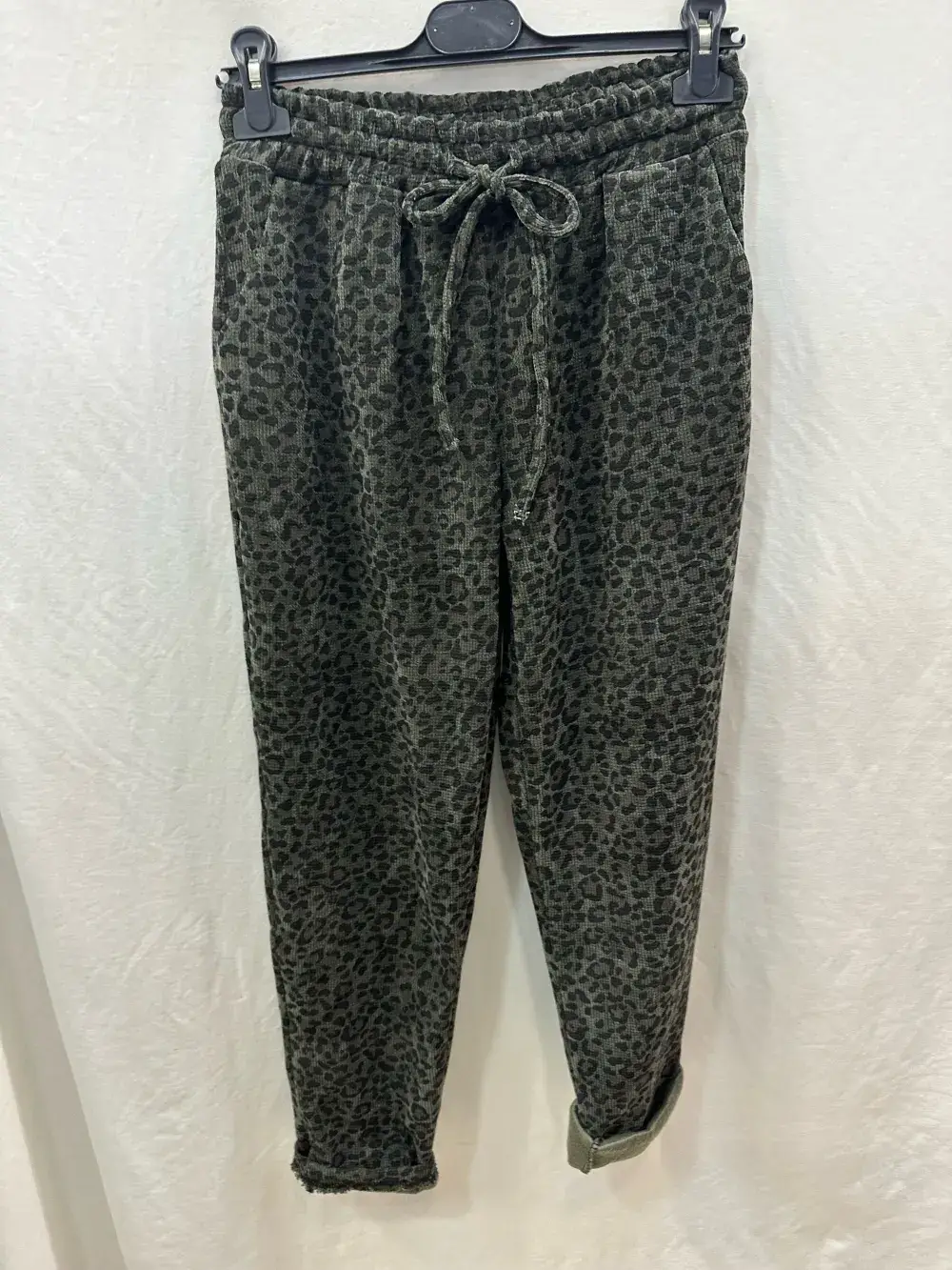 Mimi & Gogo - Venta al por mayor Pantalones de chándal/cómodos - Mujer - Pantalón de chándal de terciopelo con estampado de leopardo @4371_PaVCotletLeo2