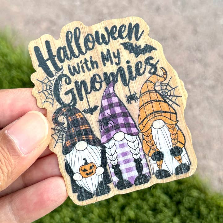 "Halloween con i miei Gnomi" Adesivo in Legno di Bambù, Prodotto a Las Vegas per la vendita all'ingrosso da parte di AFK Design Co